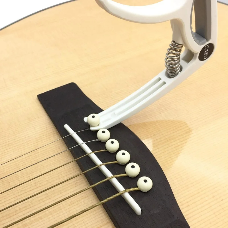 Plastikowy Capo gitarowy na 6  – Guitar Capo Clip recenzja i cena