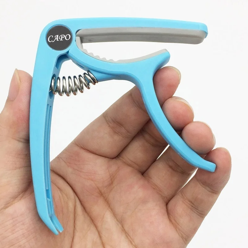 Plastikowy Capo gitarowy na 6  – Guitar Capo Clip recenzja i cena